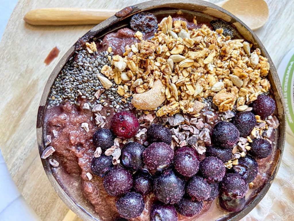 Proteïne Power Açaí Bowl: Met Zwarte Bes & Verborgen Groenten (Jouw Gezonde Superfood Recept!) 💪