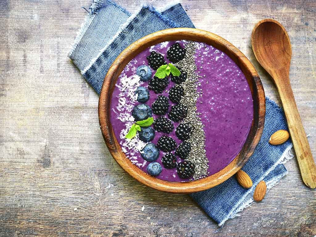 De Berry Chia Smoothiebowl: Jouw Perfecte Start van de Dag (Snel, Gezond & Boordevol Pure Açaí!)
