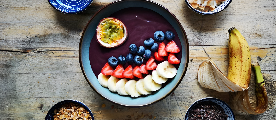Açaí bowl met fruit en knapperige toppings